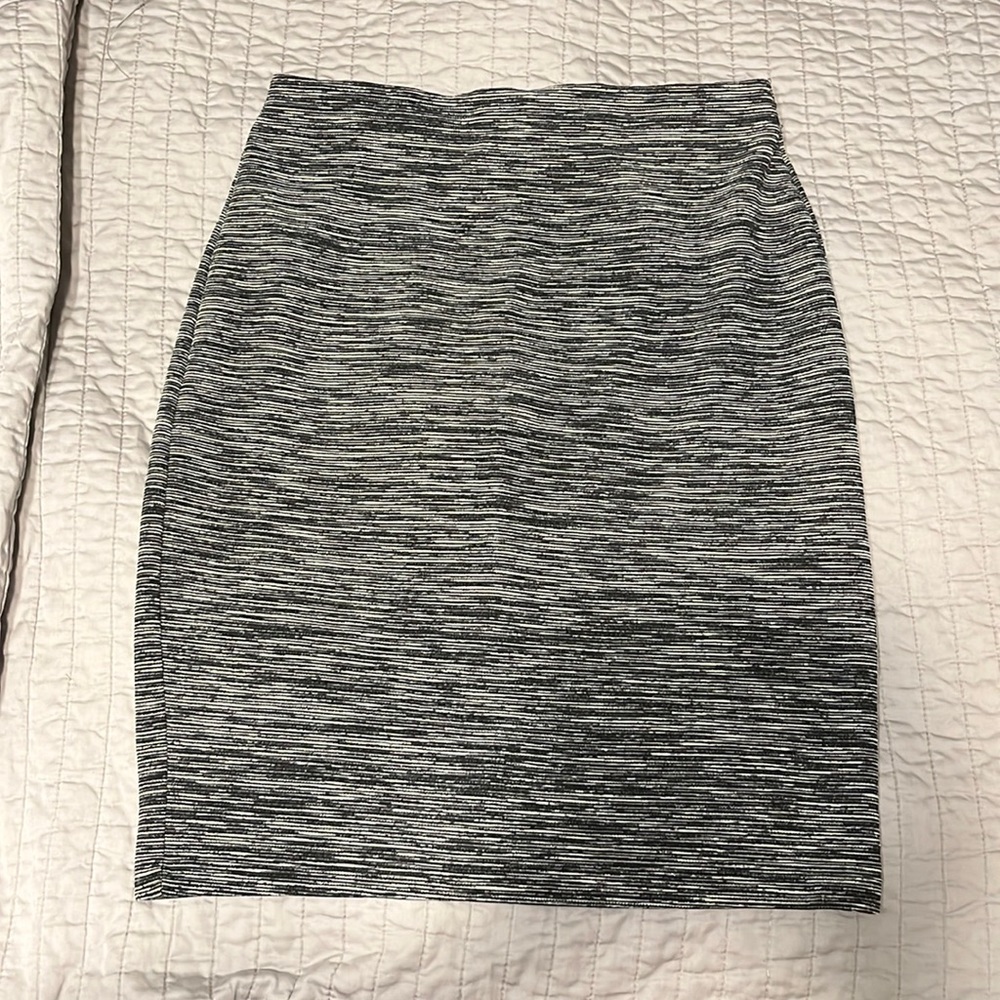 B&W pencil skirt. Size M